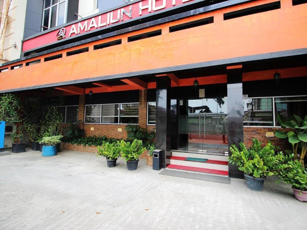 Amaliun Hotel Медан Екстериор снимка